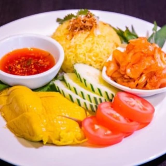 36. Com Ga Hai Nam - Hainanese Chicken Rice Plate.
